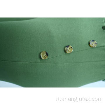 Pantaloni stretti delle donne con bottoni decorativi